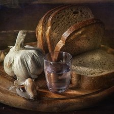 Рюмка водки на столе