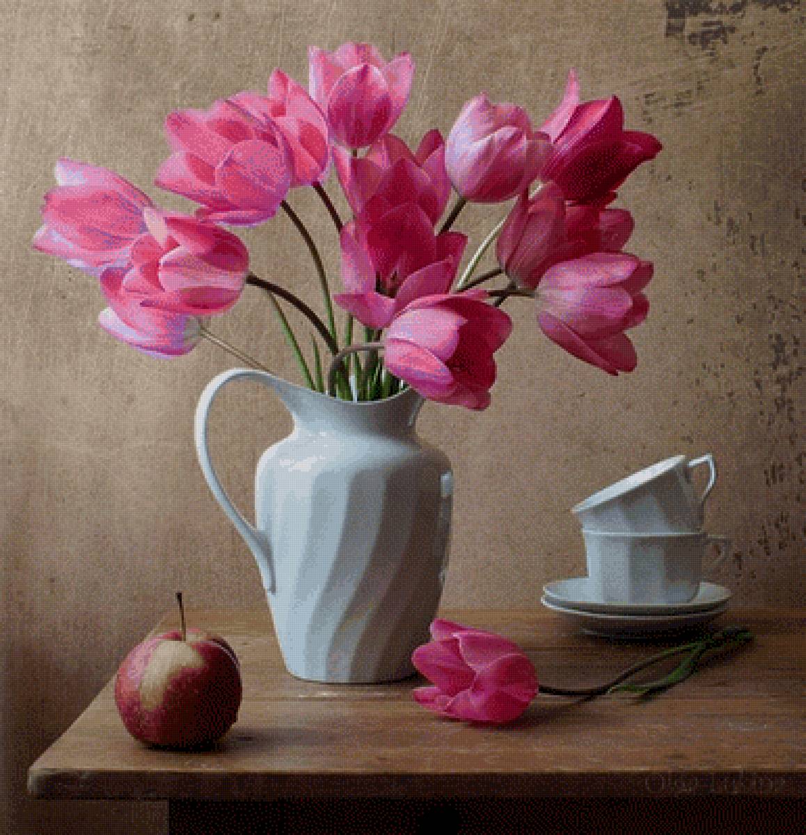 Розы и тюльпаны в одной вазе. Фотонатюрморты Ольги Лукиной. Натюрморт с цветами. Цветы в вазе. Тюльпаны в вазе.