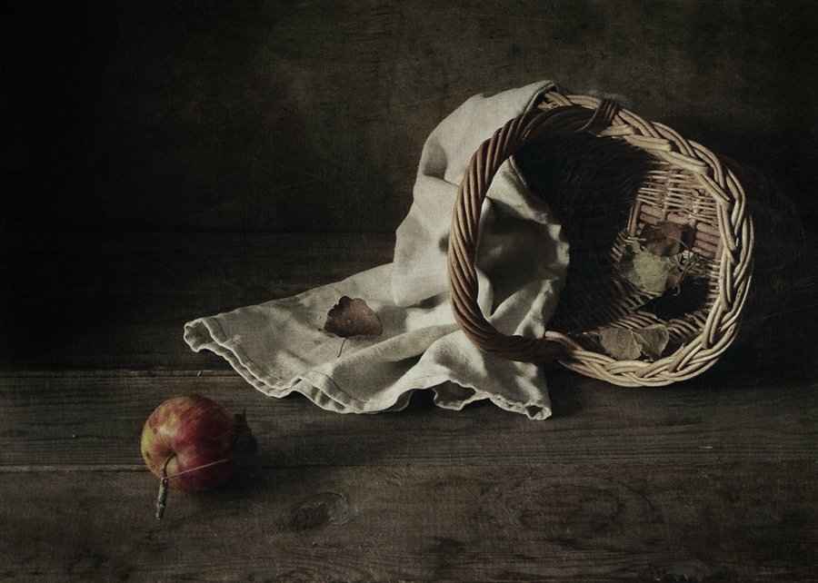 Последнее... - корзина, яблоко, натюрморт - оригинал
