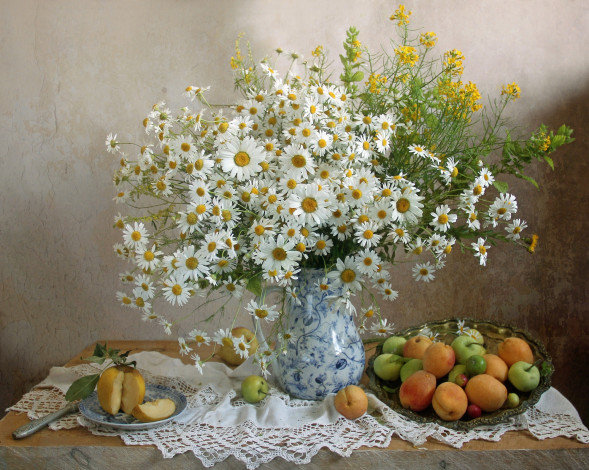 №2525236 - абрикосы, натюрморт, букет, цветы, яблоки, ромашки - оригинал