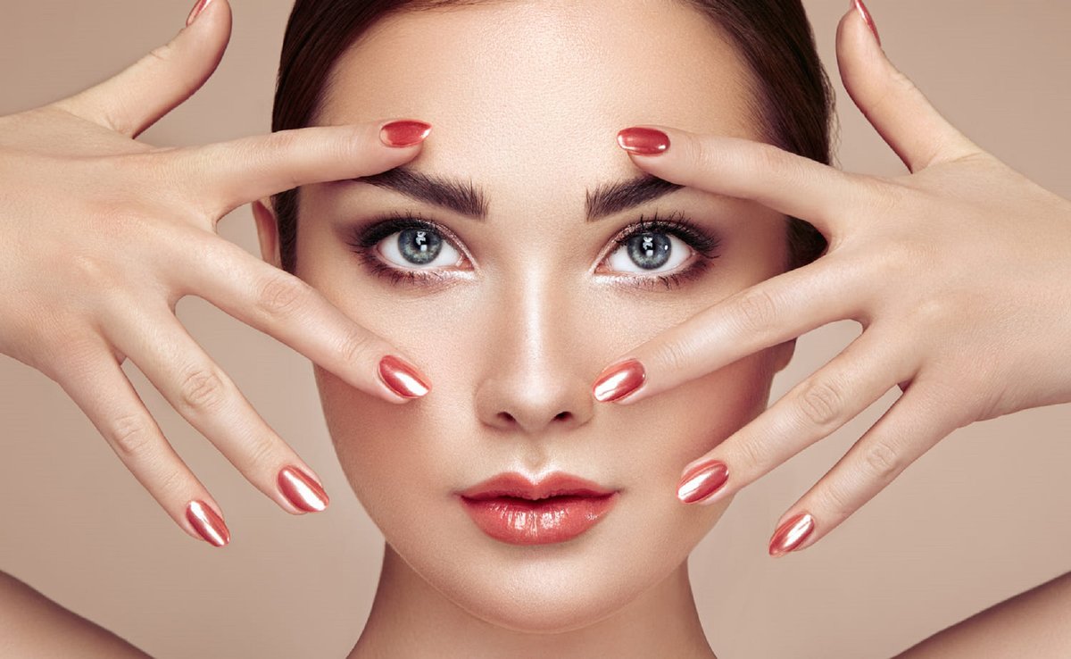 Девушка - маникюр, девушка - оригинал