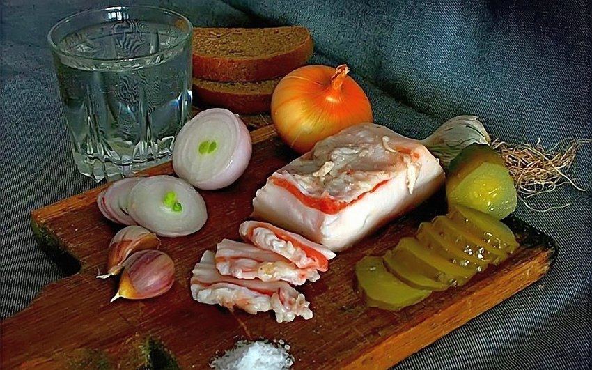 Деревенская еда - чеснок, огурец, соль, сало, лук, водка, серый хлеб - оригинал