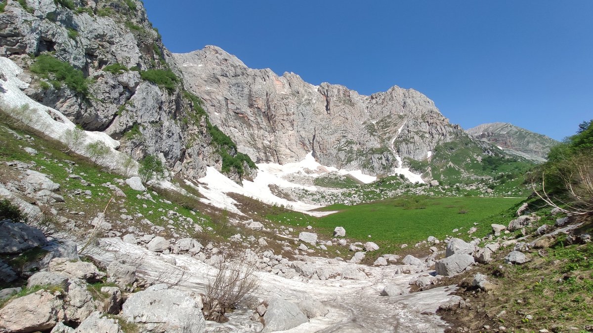 Горная поляна - снег, горы, камни, природа - оригинал