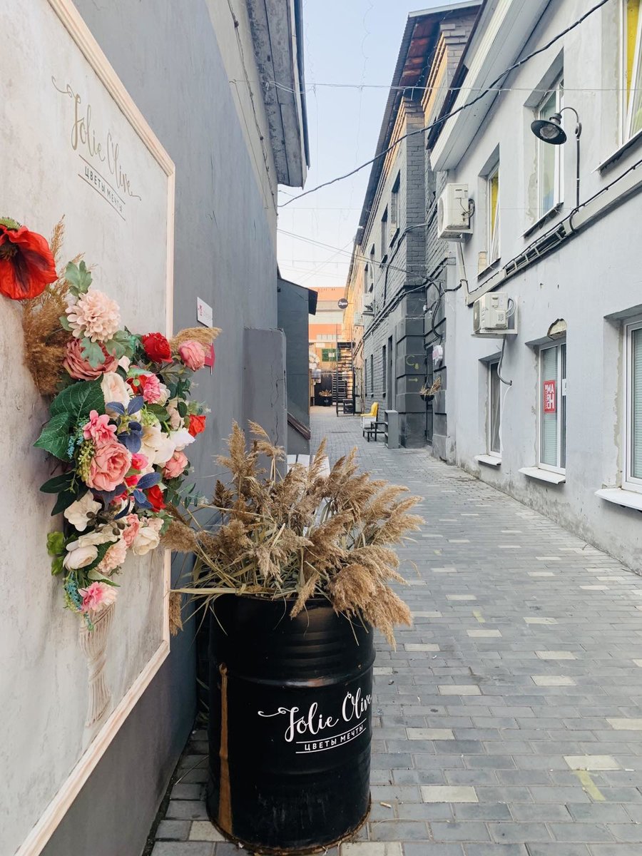 Где-то в переулке - цветы, переулок, города, улочка, улица - оригинал