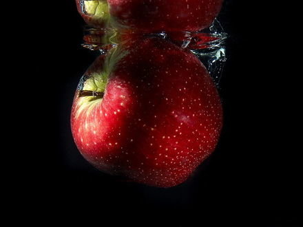 Яблоко - черныйкрасный, яблоко - оригинал