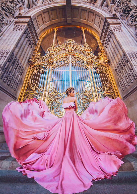 Девушка у ворот - девушка, ступени, платье, ворота - оригинал