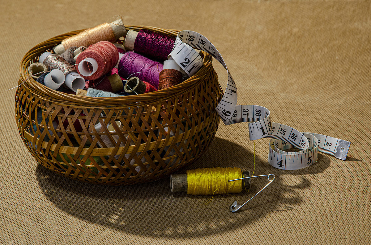 Корзинка вышивальщицы - рукоделие, сантиметр, иголка, нитки, шитье, корзинка - оригинал