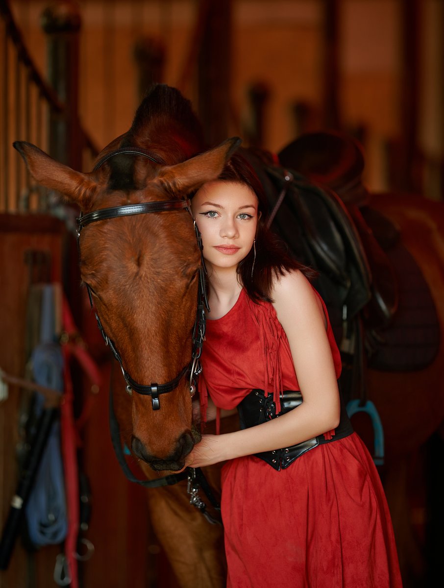 Виктория - леди в красном, лошадь, девушка - оригинал