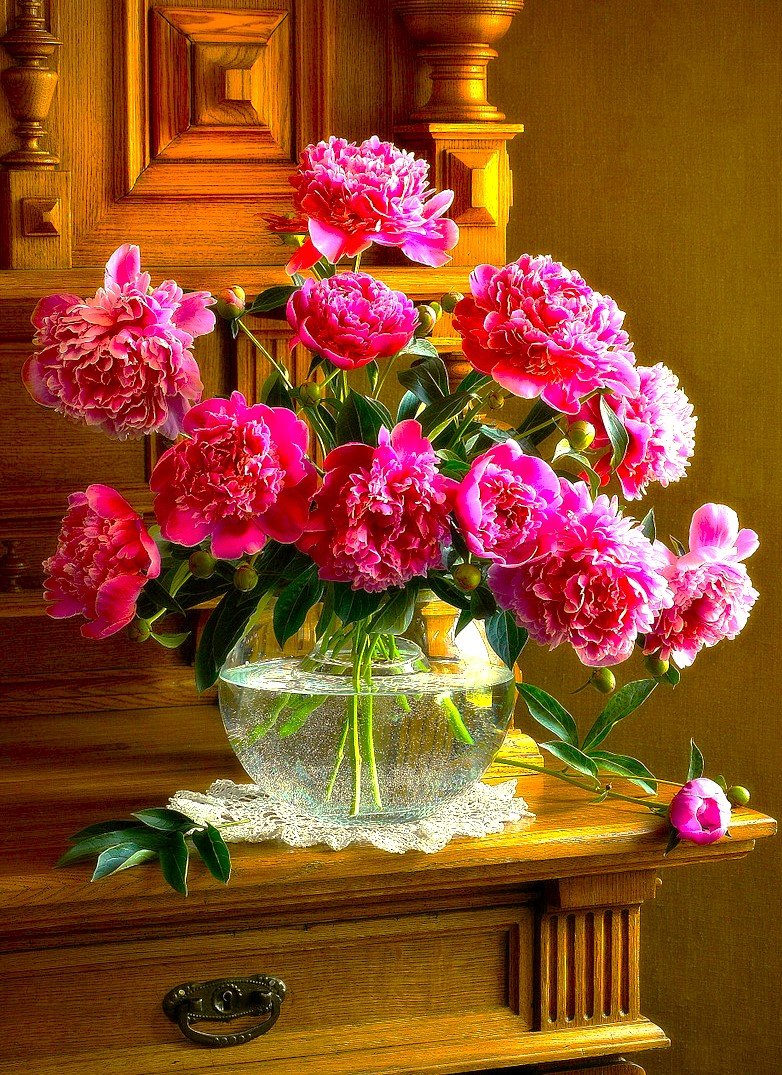 Пионы - буфет, ваза, стекло, пионы, салфетка, древесина - оригинал