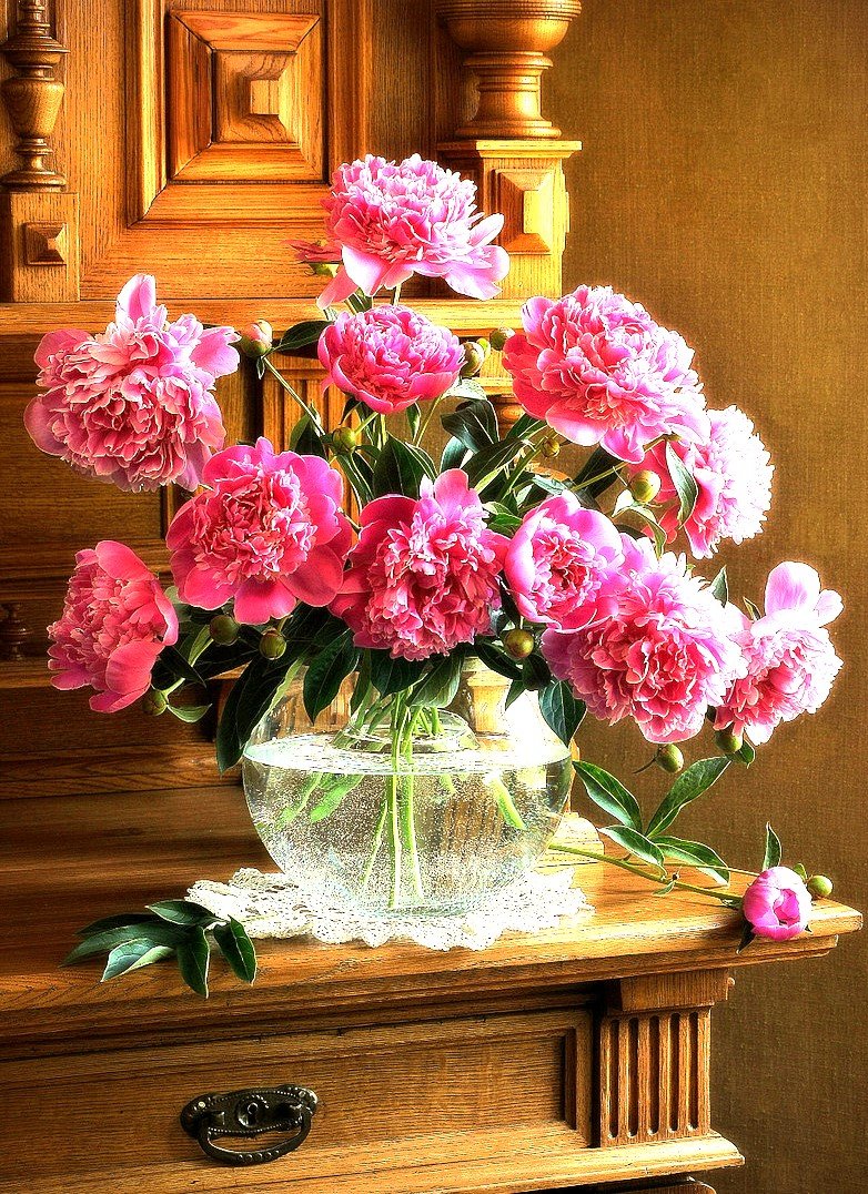 Пионы - стекло, буфет, салфетка, древесина, ваза, пионы - оригинал