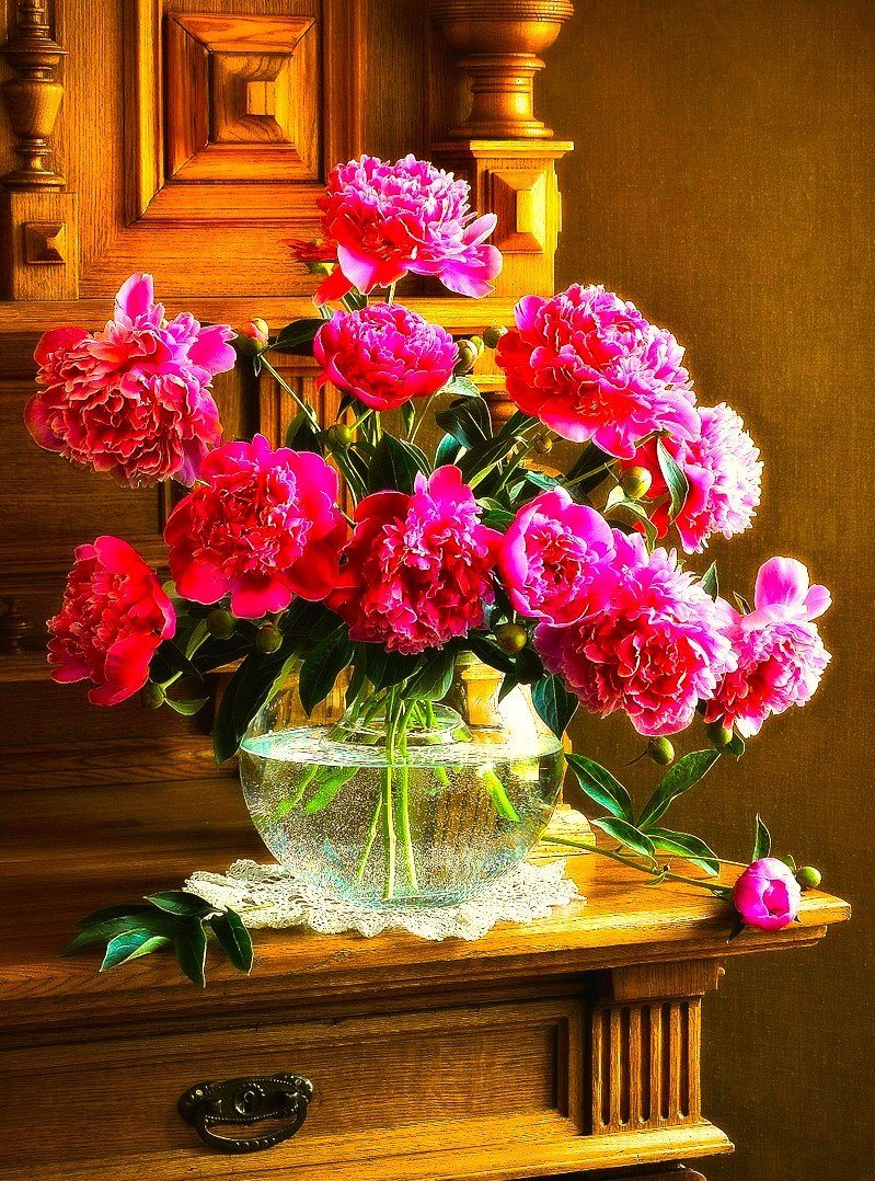 Пионы в вазе - ваза, стекло, древесина, салфетка, пионы, буфет - оригинал