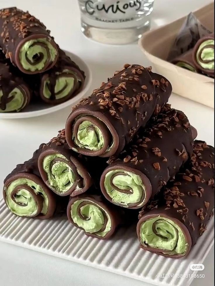 Рулетки с фисташками - еда, для кухни, пирожное - оригинал