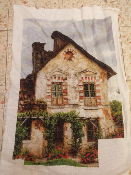 Этап процесса «Триптих «Старинный особняк». Крестик на канве. 2 части из 4.»