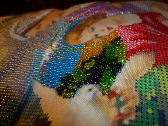 Этап процесса «Богородица и голуби (Утро в райском саду), бисер»