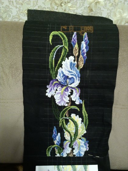 Этап процесса «Ирисы на черной канве от Риолис»