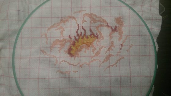 Этап процесса «Пион из журнала "Вышиваю крестиком"»