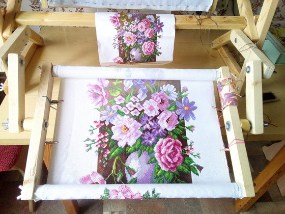 Этап процесса «1/2 вышивки "Ваза с цветами"»