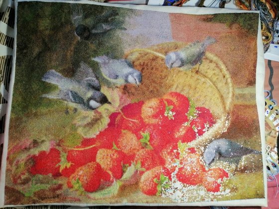 Этап процесса «GK 1275 Натюрморт клубника и синички»