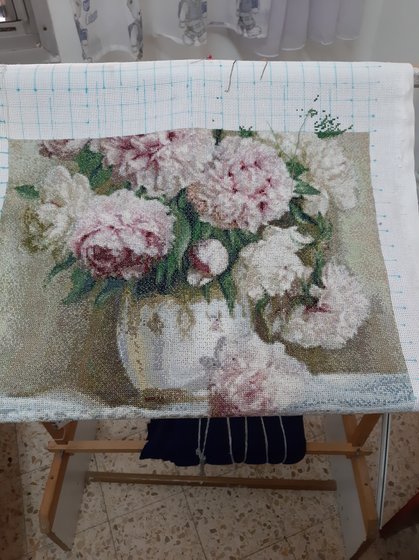 Этап процесса «розовые пионы в вазе»