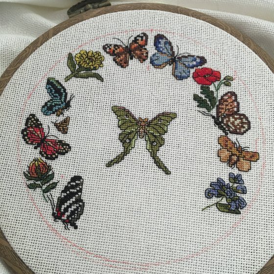 Этап процесса «Игольница с бабочками и цветами»