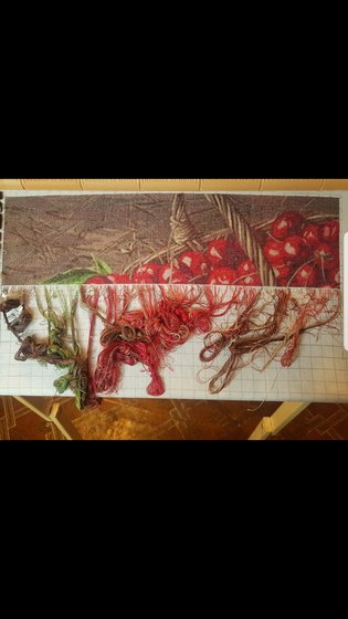 Этап процесса «Вышиваю вишенки по схеме с сайта )»