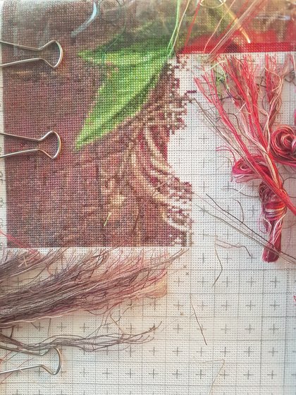 Этап процесса «Вышиваю вишенки по схеме с сайта )»