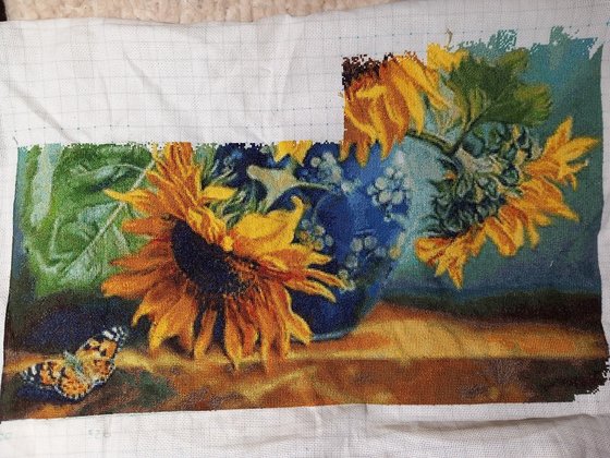 Этап процесса «Подсолнухи в голубой вазе»