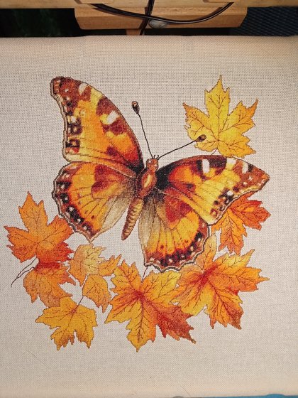 Этап процесса «Бабочка с кленовыми листьями»